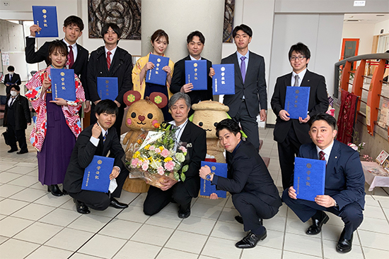 先生、友人らとの記念撮影