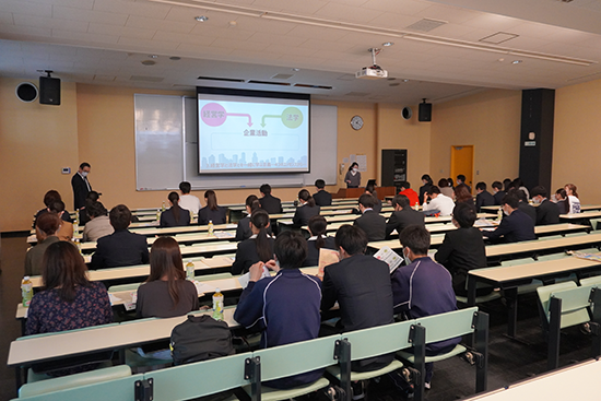 「総合型選抜入試について」のプログラムでは、参加者が熱心に聞いていました。