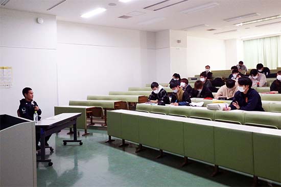 2日目は、2年生と、運動部に所属する1年生を対象に、「考えるスポーツ」と題して講義をして頂きました。