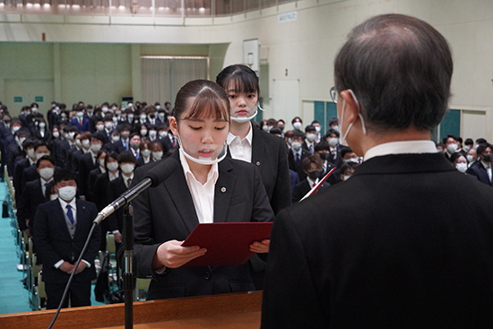新入生代表による入学生代表宣誓