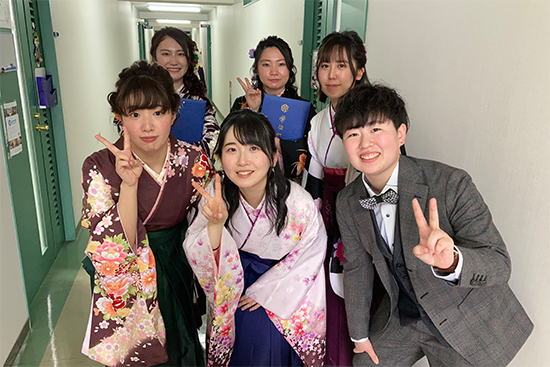 先生、友人らとの記念撮影
