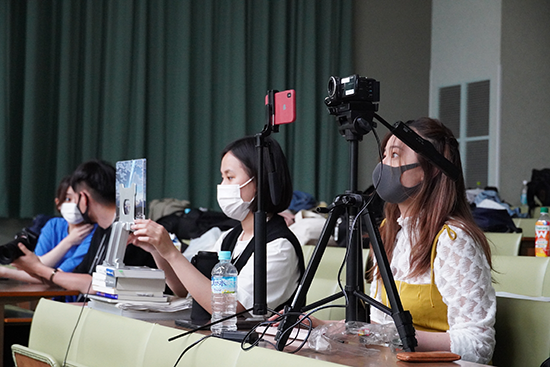FSAサークルの学生たちがInstagramとFacebookでライブ配信しました。