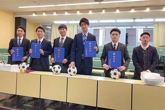先生、友人らとの記念撮影