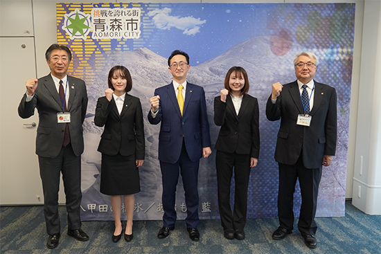 2021年11月25日、「2020年度青森市成人式」開催報告のため実行委員の村田さんが小野寺晃彦青森市長を訪問しました。