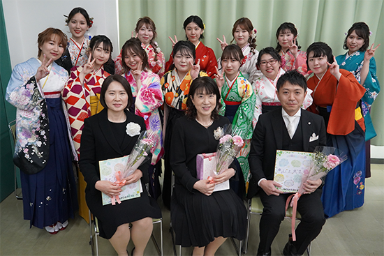 先生、友人らと記念撮影