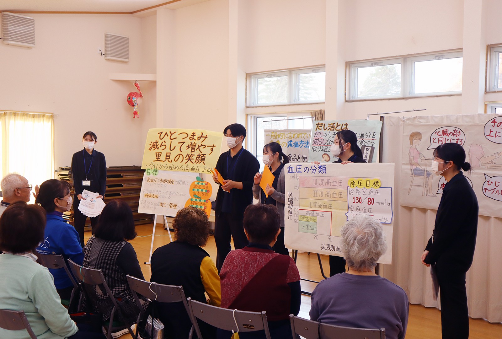 保健師教育課程の学生が地域で健康教育を行いました