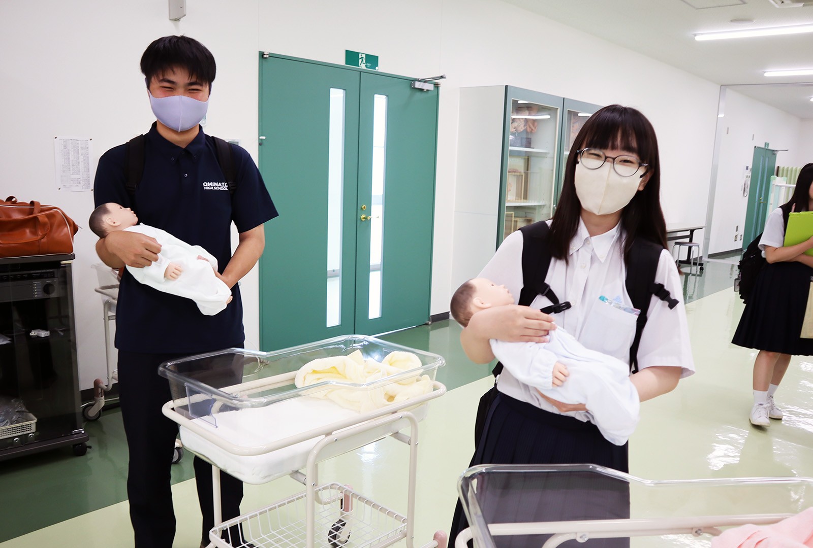 【施設見学】実習用の赤ちゃんを抱いてみました