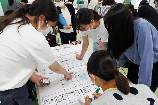 「避難所運営ゲームHUG（ハグ）」の“災害時要配慮者バージョン”を体験中の学生たち