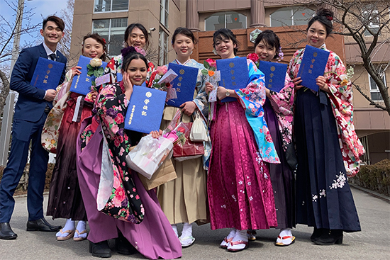 先生、友人らとの記念撮影
