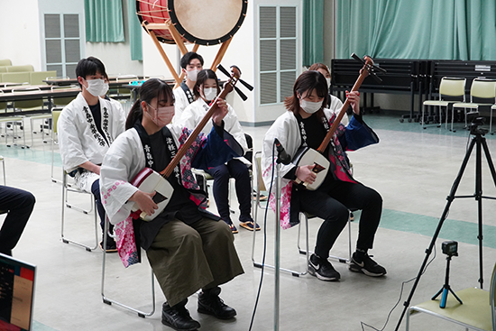 ⻘森中央学院大学津軽三味線サークルによる演奏の披露
