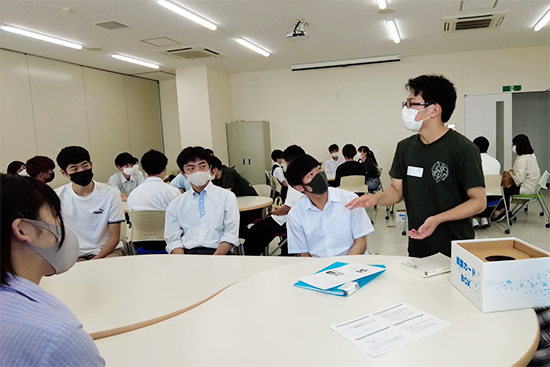 在学生たちが学生生活やサークルについて説明しました
