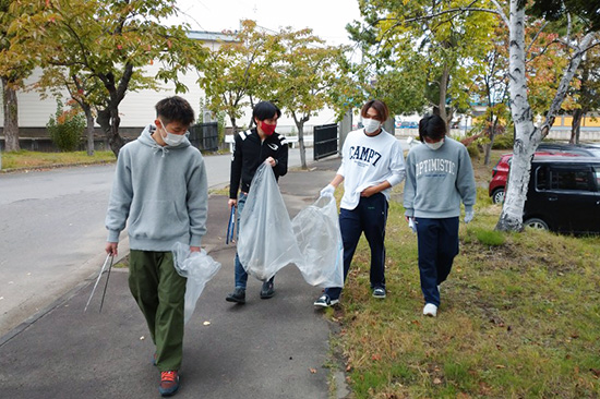 【大学総合】強化指定部員によるキャンパス内外の清掃活動を行いました