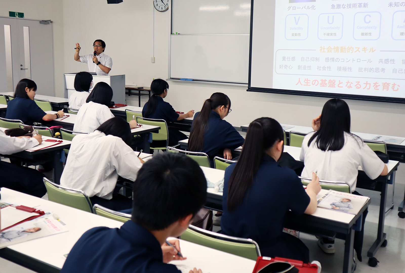 幼児保育学科：やる気を育む紙ひこうき遊び