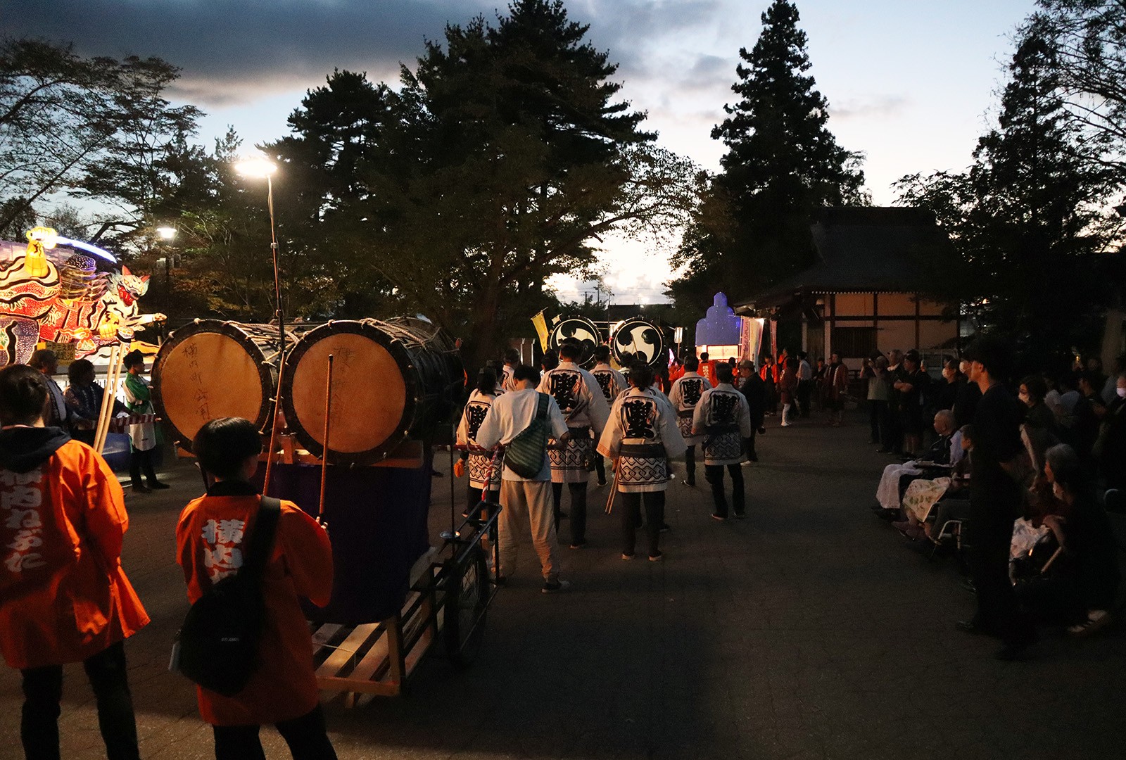 スタート地点の朝日山常福院を賑やかに出発