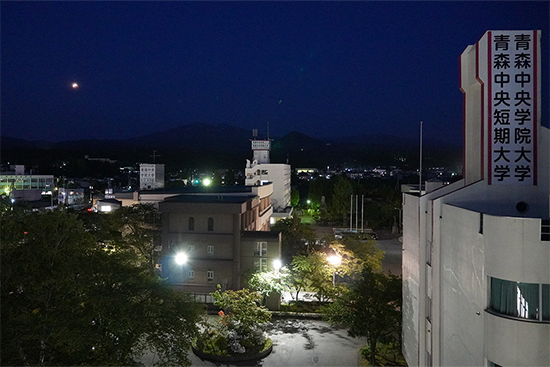 キャンパス内から見えたスーパームーンの皆既月食