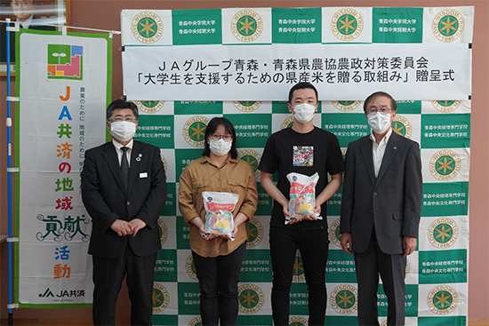 学生を代表して経営法学部4年の西山響さん、ファム ヴイ　ヌォンさん（ベトナム出身）が代表して贈呈品を受け取り、それぞれ感謝の言葉を述べました。