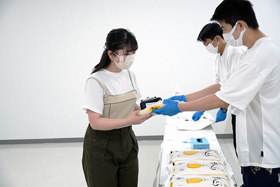 寄贈されたお米を受け取る学生
