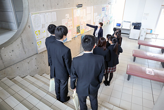 弘前東高校1年生による学校見学の様子