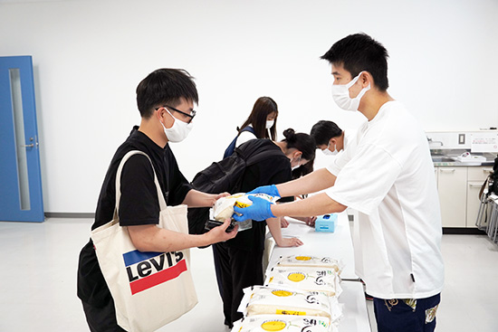 延べ330人の学生がお米を受け取りました。
