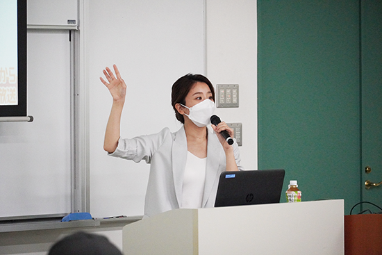 「キャリアプランニングⅤ」のゲストティーチャーにABA青森朝日放送の坂本佳子アナウンサーをお招きしました