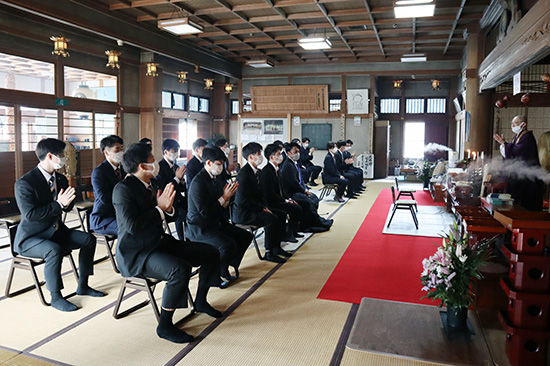 常福院での必勝祈願の様子