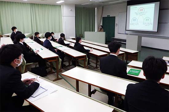 教室や時間を区切りながらスクール形式による対面での実施、及び、オンラインを含む県内企業・団体を主とする54社にご参加いただきました。