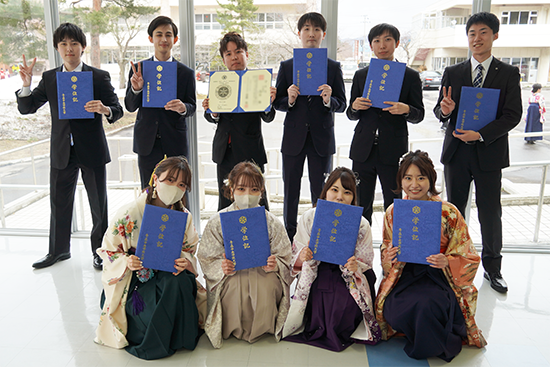 式後、友人らとの記念撮影