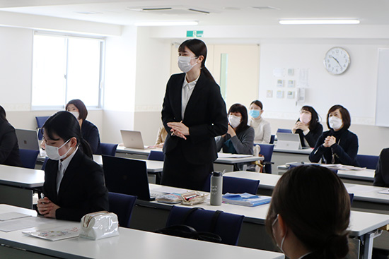 レポート報告会の様子