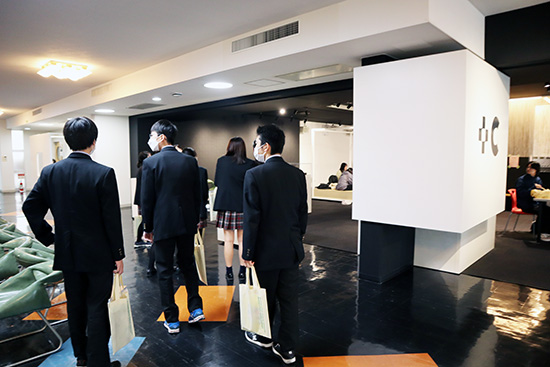 弘前東高校1年生による学校見学の様子