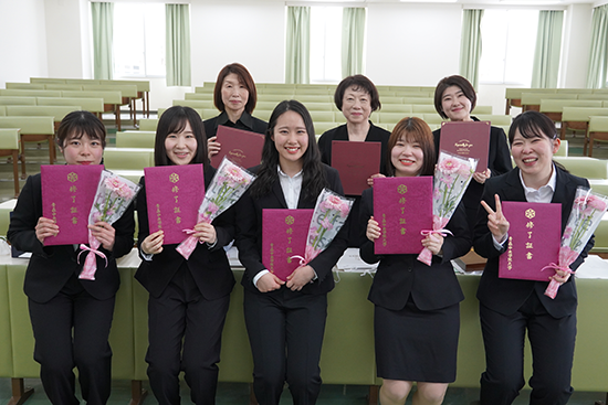 先生、友人らと記念撮影