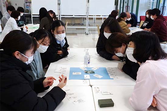 グループのファシリテーターとして、三思園の職員の方と看護学部教員にお手伝いいただきました。