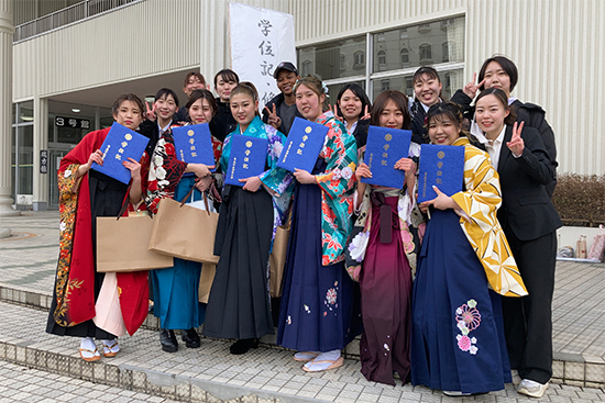 先生、友人らとの記念撮影