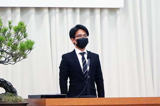 「卒業のことば」を述べる大学院修了生