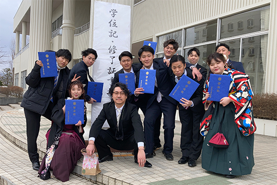 先生、友人らとの記念撮影
