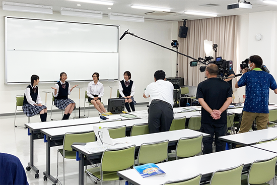 教材DVDには、青森県のインフラアンバサダーを務めるRINGOMUSUME（りんご娘）のみなさんが出演されています。