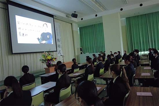 学生一人一人の「学修の志」を上映
