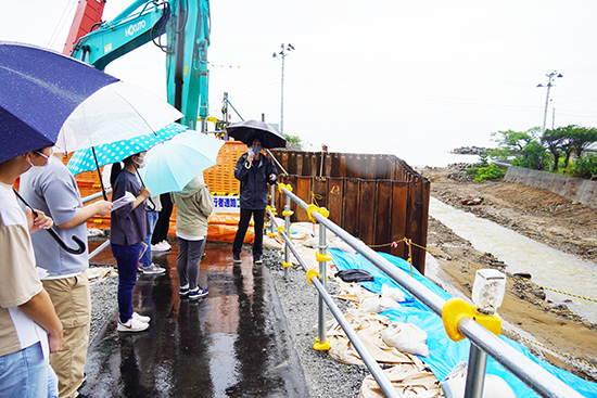 「下北豪雨災害」の被災地を視察する学生たち