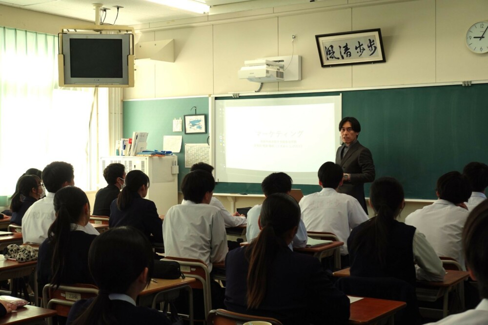 弘前実業高校で商業科・情報処理科科目「マーケティング」サポート講義を行いました（10/7.29.11/1）