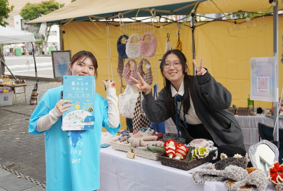 「青森港 暮らしのマルシェ」に学生たちが参加しました（10/10～13）