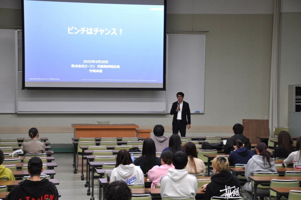 株式会社ローソン社長の竹増貞信氏がゲストスピーカーとして登壇しました（4/26）