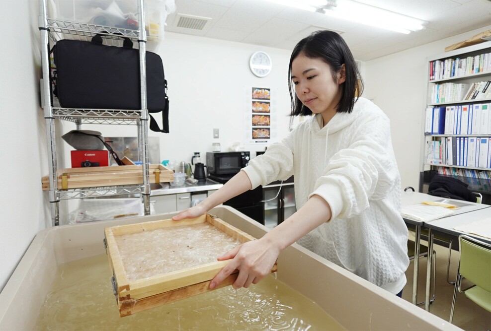 applebranch（アップルブランチ）サークルがリンゴの剪定枝活用の和紙を青森市に提供しました