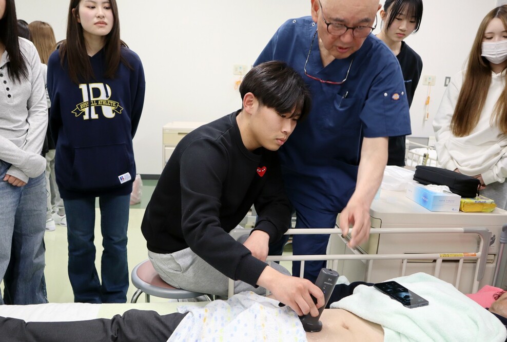 「超音波診断装置から学ぶ形態・機能学」の授業を実施しました