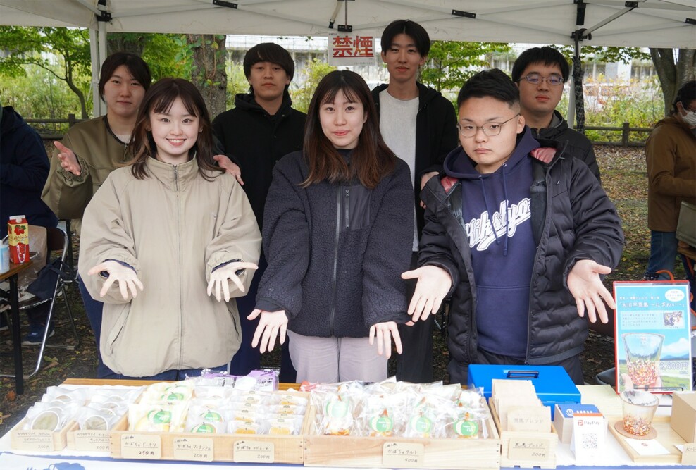 「今別盛り上げ隊」の学生が「第16回いまべつ秋まつり」に出店しました