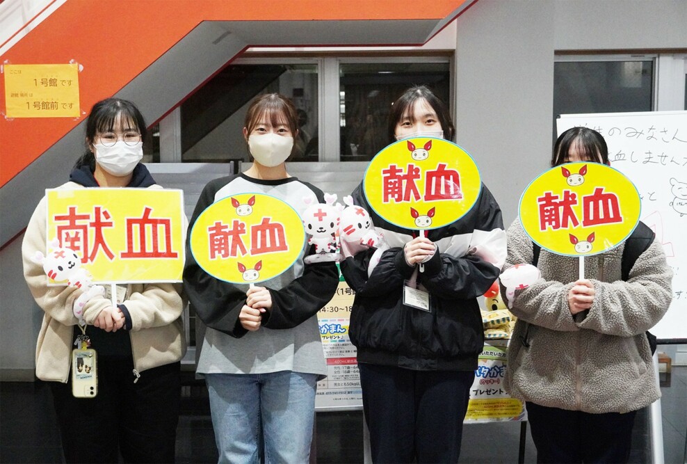 献血推進サークルDOTSの学生たちが骨髄バンクドナー登録に関する説明と献血のPRをしました（2024/11/11）