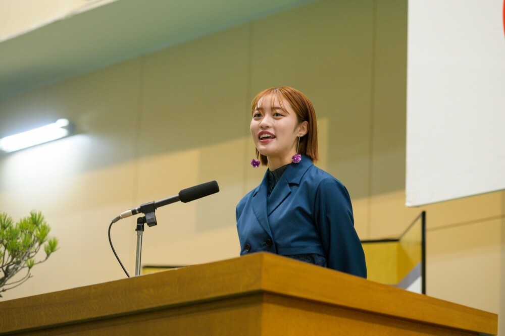 本学卒業生の王林さんが、令和5年度学位記授与式（3/17）にシークレットゲストとして登場した様子を動画にまとめました。