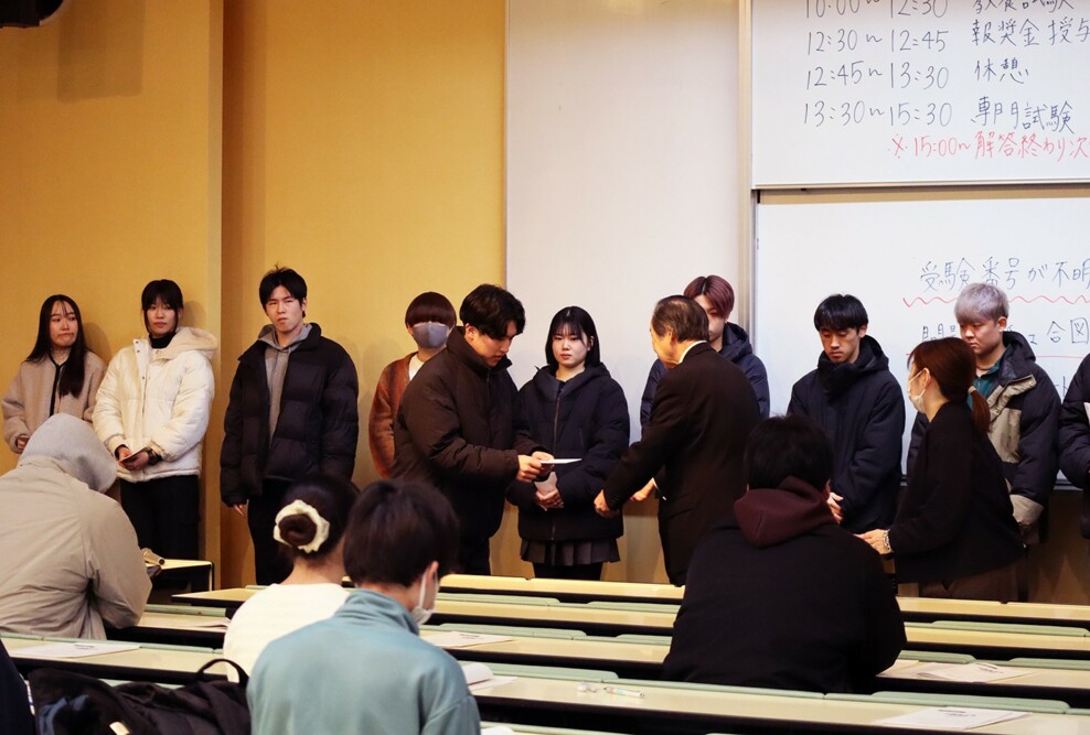 公務員合格内定者に報奨金を授与しました