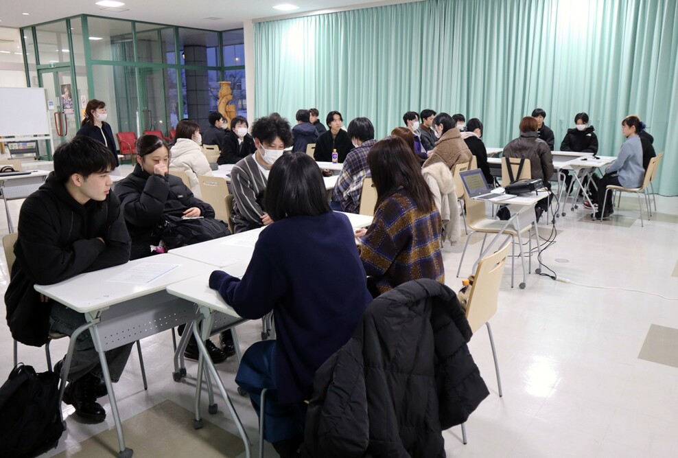 公務員合格内定者との意見交換会を開催しました