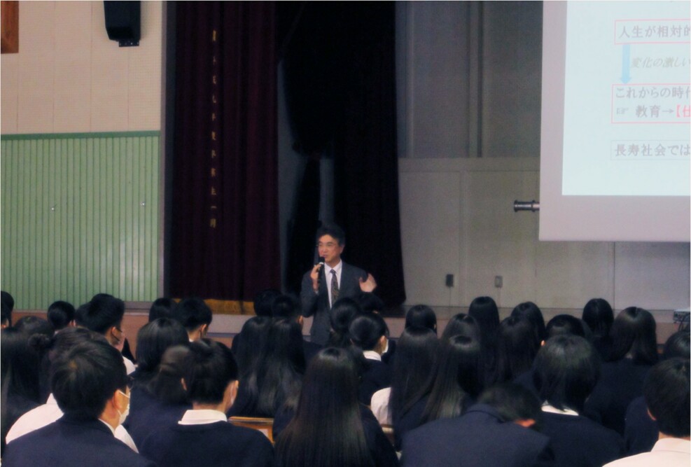 経営法学部の成田昌造教授が大湊高校で講演しました