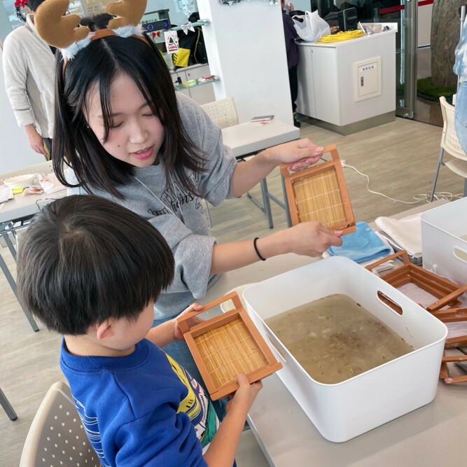 経営法学部の竹内ゼミ学生が地域活性化プロジェクトとして和紙作り体験会を開催しました
