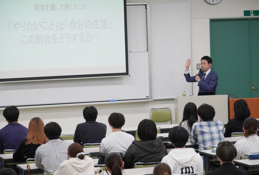 「キャリアプランニングⅤ」のゲストティーチャーにABA青森朝日放送の藤原祐輝アナウンサーをお招きしました